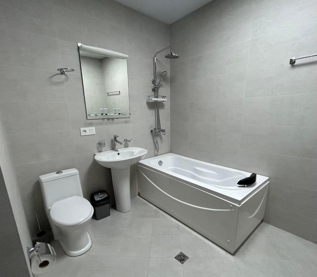Hotel Four Seasons Τυφλίδα Εξωτερικό φωτογραφία